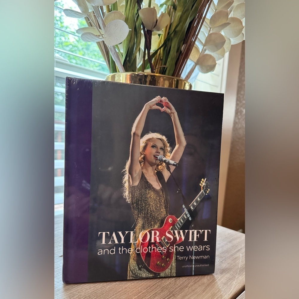 Taylor Swift: And the Clothes She Wears, Hardcover by Terry Newman Brand New